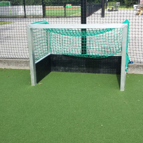 Mini hockeydoelen 48 U kunt uw mini hockeydoelen voorzien van aangelaste lippen voor montage op het maaiveld of van transportwielen aan de achterzijde, zodat u uw mini hockeydoel eenvoudig kunt verplaatsen.